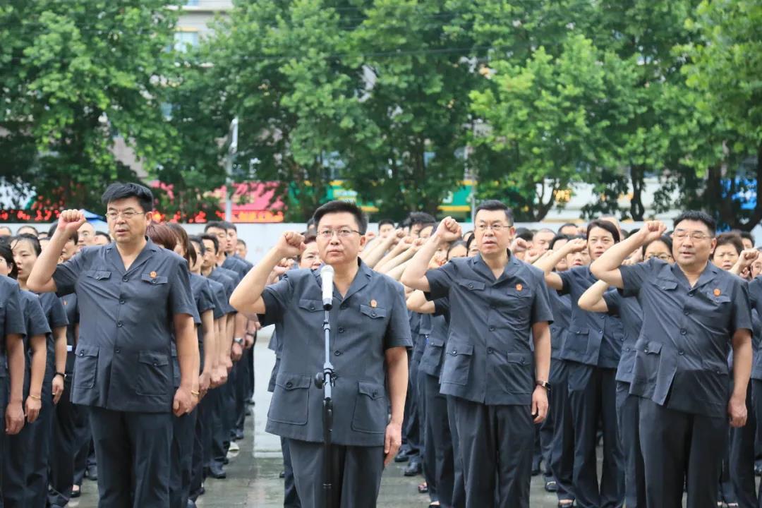 逃出昏暗的地下室