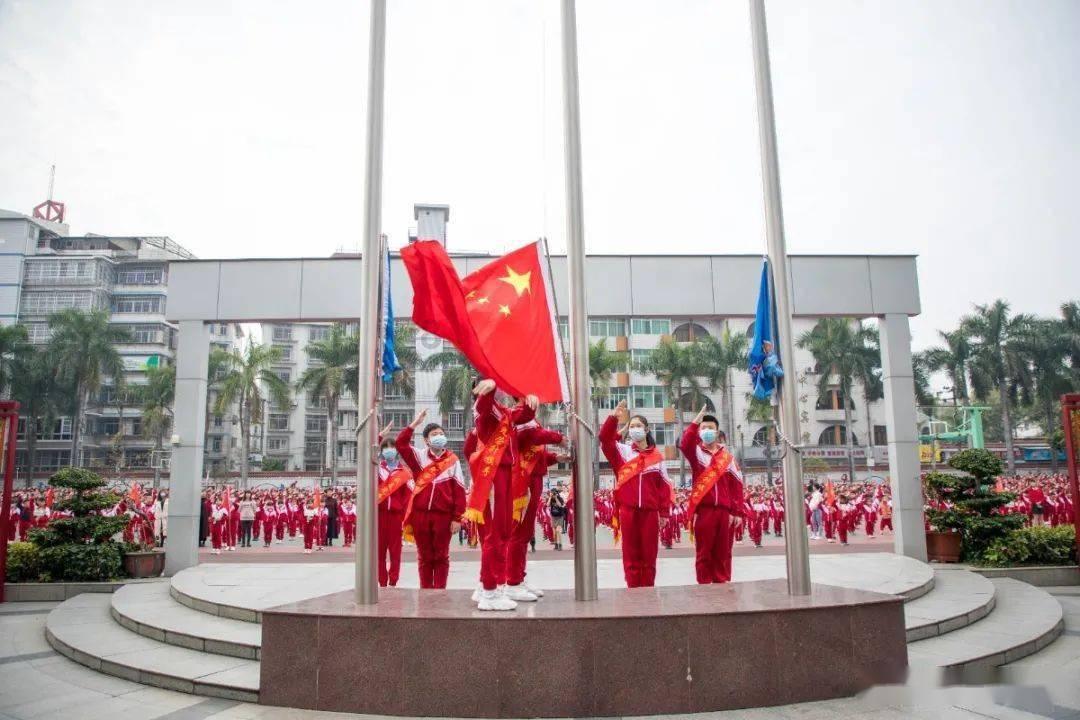 十九届五中全会主席台背后悬挂的图标是哪一个？